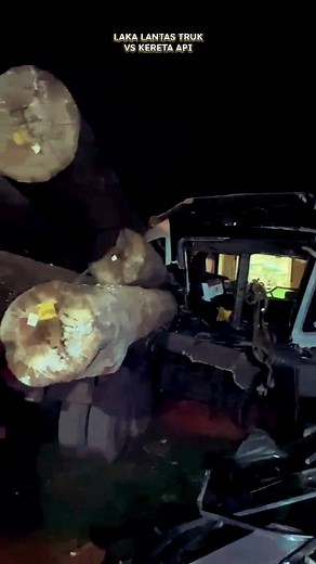 9.9K views · 13 reactions | Laka lantas kereta Api (KA) Commuter Line Jenggala Vs truk trailer bermuatan kayu gelondongan Tkp: Kelurahan Tenggulunan, Kecamatan Kebomas, Gresik Akibat insiden ini, asisten masinis meninggal dunia #lakalantas #keretaapi | Oyon Syahreza | Facebook