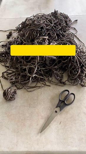 New eco printers, there is no need to wash t-shirt yarn or string between printing sessions in the dirty pot. Just let it dry and re-roll it into balls, tying knots where you join individual pieces. BTW, in an emergency there is also no problem reusing damp ties if you don’t have enough dry. I wouldn’t make balls from it though or it’s likely to go mouldy. 📌Save these tips for future reference. 📌 | Nicola Brown - Clasheen