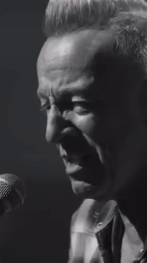 « Nebraska Live » est désormais disponible en streaming sur Disney . Ce film capture pour la toute première fois l’interprétation intégrale en concert de l’album Nebraska (1982) de Bruce Springsteen. N’ayant jamais tourné à l’époque pour accompagner la sortie de l’album, Springsteen revient sur ces chansons plus de quarante ans plus tard, leur offrant un éclairage nouveau à travers les nuances de sa performance live, tout en restant fidèle à l’esprit des enregistrements originaux. Tourné sans pu