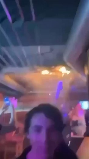 ⚫️ El terror comenzó a la 01:30 de la madrugada en el bar Le Constellation, en la localidad suiza de Crans-Montana, cantón de Valais. Vecinos y turistas acababan de celebrar la entrada de Año Nuevo en la plaza de este enclave de los Alpes suizos en el que viven unas 10.000 personas y que es famoso por sus kilométricas pistas de esquí. Era una noche de fiesta, de alcohol, de música, de fuegos artificiales controlados. Poco después de la madrugada, la gente comenzó a dispersarse entre las decenas 