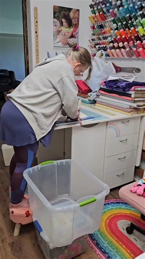 Uniquely Mateo on Instagram: "My mom spoiled me by cutting the rest of my batting roll into 2.5-inch strips. 🥰 SHE ROCKS! I know we hold the rotery blade differently when cutting batting, but I promise, there is a method to the madness! #mom #family #sewing #jellyrollrug"