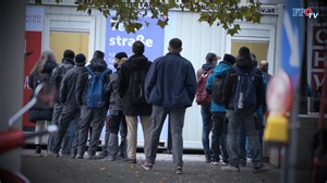 Derzeit werden Bürger aufgrund von 3G am Arbeitsplatz gequält und schikaniert! In ganz Österreich fehlen Testkapazitäten. Das Resultat: Lange Schlange und Menschenansammlungen! Es ist zynisch und menschenverachtend, immer wieder Tests fürs Arbeiten oder Studieren zu verlangen und zugleich den Zugang zu den Tests für ganz viele unerreichbar zu machen. Man will die Menschen nur in die Nadel treiben statt ihnen eine echte Testoption zu geben. Wir werden von einer üblen Bande von Heuchlern regiert. 