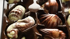 Close Box Chocolates: Stockvideos & Filmmaterial (100 % lizenzfrei) 1043860768 | Shutterstock