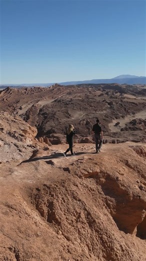 Turismo Grado 10 - Deserto do Atacama on Instagram: "Acreditamos que visitar o Atacama é pouco; é preciso senti-lo. 🤍 Somos especialistas em transformar cada roteiro em uma imersão autêntica, unindo o conforto de nossa frota exclusiva — como o nosso Bus Safari 360° — à paixão de compartilhar os segredos do deserto. Faça sua reserva pelo link na bio. 📱 #atacama #desertodoatacama"