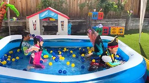 5.2K views · 20 reactions | Emma y Ellie Nadan en la Piscina para Niños y Juegan con Juguetes Inflable de Piscina y Pelotas | Juguetes y Colores | Facebook