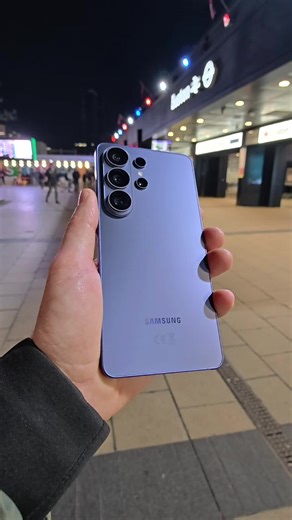 Samsung Galaxy S26 Ultra Moon zoom test 🌙📸 Testing the limits of the camera with 100x zoom on the Moon during a night shoot in London. Smartphone zoom keeps evolving every year — but how good is it really this time? What do you think? #GalaxyS26Ultra #SamsungGalaxyS26Ultra #GalaxyS26 #SamsungS26Ultra #MoonZoom