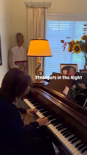 Theory lesson: A transition is a musical passage that connects different sections of a song to ensure a smooth flow, acting as the "glue” that holds it together ! No need for a transition in this one! Strangers in the Night ! ❤️🎶 If you must break a rule, break it on purpose ! ( and Im NOT advocating breaking ANY rule!😳) #glendaatthegrand #franksinatra #easypiano | Glenda Austin - Pianist