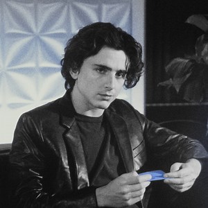 BLEU DE CHANEL. ACCIÓN. En el video dirigido por Martin Scorsese, Timothée Chalamet muestra sus verdaderos colores en su interpretación del hombre BLEU DE CHANEL. El perfume de un hombre que elige su camino. | CHANEL