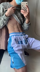 腹肌帅哥四