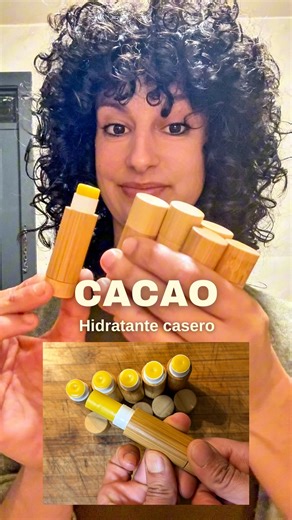 Elia on Instagram: "Cacao Hidratante Casero 🌼💄 Un bálsamo nutritivo, reparador y con una textura perfecta para barras labiales, nada duro y muy cómodo de aplicar! 🧾 Ingredientes: •20 g de cera de abeja natural 🐝 •55 g de manteca de karité 🧴 •40 ml de oleato de caléndula 🌼 •4 gotas de vitamina E 💊 🔥 Paso a paso: 1.Derrite la base Pon al baño María la cera de abeja junto con la manteca de karité y derrite lentamente. 2.Añade el aceite Retira del fuego y, con la mezcla aún caliente, añade e
