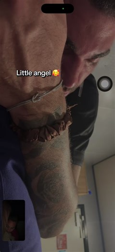 He slept like a little angel. The night shift is crazy, seeing him sleep in 1h break makes me sick. He looked very tired for the night shift and I was still waiting for the hour until 1 o'clock break was over so I woke him up to go back to work. when I asked