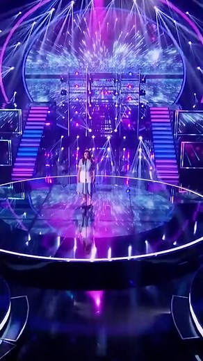 Dani Apple Performing 'The Waitress' on I CAN SEE YOUR VOICE