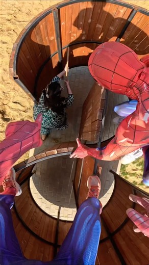 SPIDER-MAN’S FRIENDS ESCAPE FROM THE ANGRY MOM #spiderman #pov #mom #escaping #parkour #funny #crazy