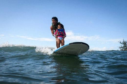 Andy Irons’ legacy lives on with North Shore Surf Day 💙 Some of the biggest names in surfing, including @joshmoniz and @sethmoniz , @shanedorian , @ethan_ewing and @luanasilva__ showed up at Puaena Point to stoke out a whole buncha kids from the Kids Hurt Too Hawaii non-profit. “All of these kids are dealing with the loss of someone in their family,” @lyndieirons explained. “As someone that’s gone through that, when things were at their darkest surfing was the first thing that brought joy to my