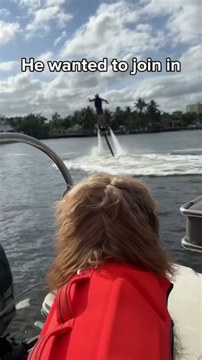 I bet you’ve never seen a dog do this! First dog to backflip! #watersports #goldendoodle #jetpack