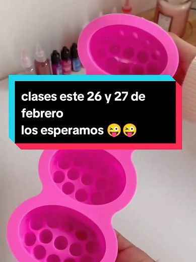 Lista de materiales básicos para jabones artesanales: 1. Base de glicerina (transparente o blanca). 2. Moldes (de silicona o reutilizables). 3. Colorantes (aptos para jabones). 4. Fragancias o aceites esenciales. 5. Alcohol en spray (para eliminar burbujas). 6. Recipiente resistente al calor (para derretir la glicerina). 7. Cuchillo y espátula (para cortar y mezclar). 8. Cucharas medidoras. Con esto puedes crear jabones hermosos, personalizados y prácticos. #jabonesdeglicerina #soap #jabonesarte