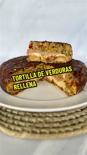 🥔✨ SOBRARON PAPAS AL HORNO… y las reciclamos en esta tortilla rellena que quedó una LOCURA 😍 Porque muchas veces con lo que quedó en la heladera se puede armar una comida nueva, fácil y espectacular 🙌 doradita por fuera, súper húmeda por dentro y con mucho queso 🧀 Ingredientes 👇 ✅ 400 grs de papa cocida ✅ 1 zanahoria rallada bien finita ✅ 1 cebolla ✅ 1/2 pimiento ✅ 2 dientes de ajo ✅ 1 zucchini rallado y bien escurrido ✅ 1 choclo hervido y desgranado ✅ 1/2 taza de arvejas ✅ Sal, pimienta y 
