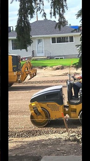 Smooth compactor with pneumatic tire rubber roller/Residential Road Construction