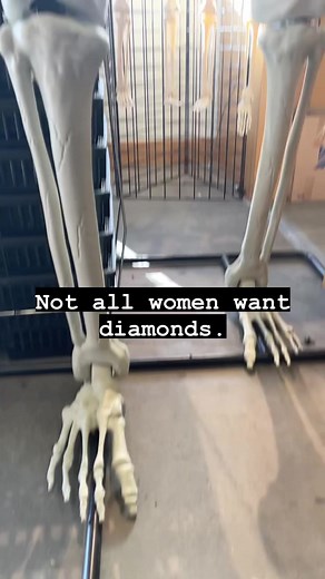 9.4K views · 105 reactions | It’s beautiful…  #halloweendecorations #halloweenskeleton #giantskeleton #halloweencanada | Halloween Alley HQ | Facebook