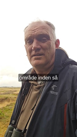 STATSLIG TØMMERPRODUKTION? Naturligvis ikke. Der var engang, hvor staten producerede store mængder tømmer til det private marked. Det var et kæmpe system, en stat i staten. Men ligesom vi naturligvis ikke har statslandbrug (…), er statsligt skovbrug en skiftning. Staten skal levere det, som markedet ikke kan forventes og levere, og det er IKKE tømmer, det er natur og biodiversitet. Heldigvis er politikerne for længst vågnet op, så Harrild Hede og mange andre steder fremover bliver områder, der e