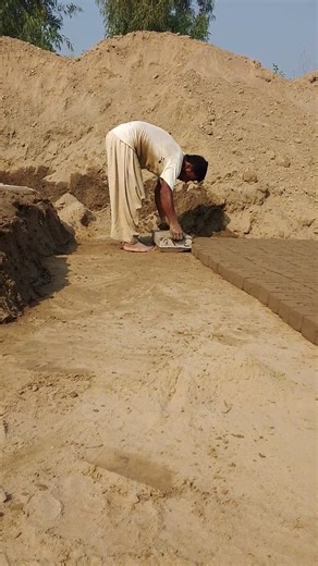 Hard working laborer making bricks with Dedication/❣️❣️Real struggle of poor worker/hd video