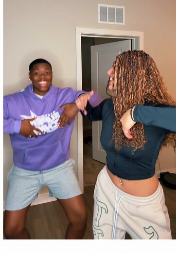 Couples Dancing Together: Enjoy This WLW Dance