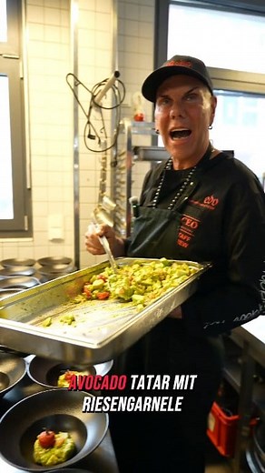 122K views · 1.4K reactions | Mehr als nur Hausmannskost!  Neulich durfte ich für eine Firmenveranstaltung ein 3-Gang-Menü kochen. Vorspeise, Hauptgang und Dessert. Hat richtig Spaß gemacht, mal nicht nur die klassische Hausmannskost zu servieren, sondern auch ein bisschen feiner aufzutischen. Ein schöner Abend, tolles Feedback, genau so mag ich’s. #gastro #küche #restaurant #essen #luxus #3gangmenü #gourmet #redoxxl #chefkoch | Redo | Facebook