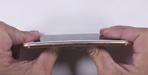 Apple's iPhone 8 survives harsh scratch and bend test in new video | AppleInsider