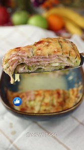🌿 ZUCCHINI LASAGNA – Ready in Just 5 Minutes! 😍 Looking for a quick, delicious, and healthy meal? Try this zucchini lasagna—light, cheesy, and packed with flavor! 💚 ✨ Ingredients (2 servings): 🥒 1 zucchini 🍖 100g ham 🧀 Cheese/Parmesan 🔥 How to make it: 1️⃣ Slice the zucchini, pat dry with paper towels, and place a layer in a greased baking dish. 2️⃣ Add a layer of ham and cheese. 3️⃣ Repeat the layers until done. 4️⃣ Drizzle with olive oil and bake: 👉 Air fryer: 180°C (356°F) for 20 min 