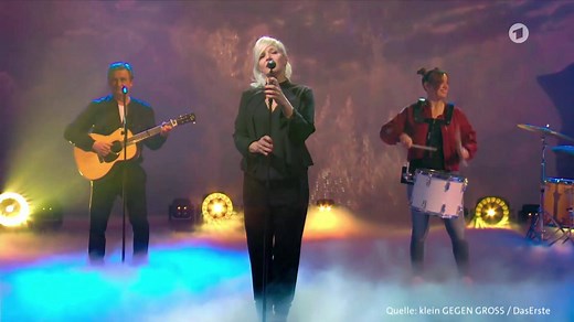 Ihr Lieben, Ina ist ebenso verblüfft wie froh über ihr erstes "Radiohitlein", wie sie sagt. Deshalb hier mit Dankeschön von ihr in die Runde: "Ich halt die Luft an" - bei "Klein gegen Groß" in Das Erste. Natürlich von ihrem gerade erschienenen neuen Album "55"! | INAS NACHT