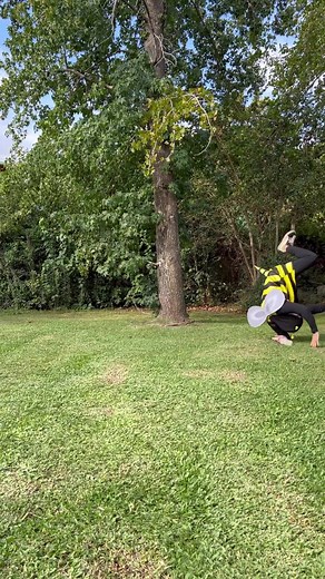 Te muestro como hacer un insecticida casero que actúa como repelente, PREVINIENDO plagas, en especial pulgones y gusanos. El ajo sirve como repelente de ácaros, pulgones, gusanos, escarabajos, trips, mosca del gusano minador, araña roja, chicharrita, mosca blanca y hasta mosquitos. ⚠️IMPORTANTE: Este insecticida lo podes aplicar a modo preventivo ya que NO es tóxico, ni tampoco transfiere su sabor a las plantas. Podes aplicar este repelente semanalmente, y después de una lluvia fuerte. Aplícalo 