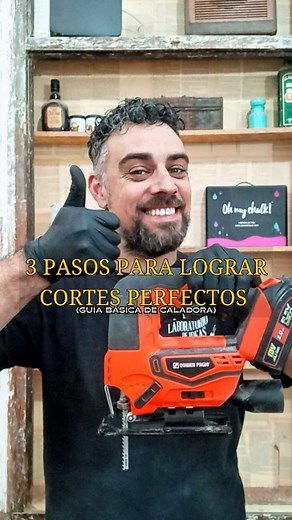 Domina la caladora en 3 pasos con ésta guía básica La caladora es una de las primeras herramientas que solemos tener en nuestro taller, ya sea como hobbista o para iniciarse de manera profesional. Hay algunos puntos que debemos tener en cuenta al momento de utilizarla y fundamentalmente al momento de adquirirla: 1: No es la herramienta ideal si lo que buscas es hacer cortes rectos y de precisión, aunque con los tips que te brindé, vas a mejorar muchísimo tu performance 😉 2: Un error básico es u