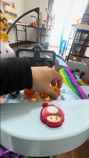 Dynamic Marble Run! Five color racing courses with a 360-degree loop.③