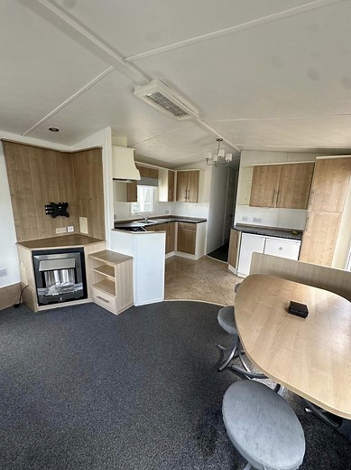 Mobile Home Cosalt Riverdale Prix:8'000€ Dimension:35 x 12 / 2 chambres Double vitrage et chauffage central Toiture en pente Châssis impeccable Moquette neuve Sièges retirés, idéal pour moderniser votre intérieur Cuisinière à gaz Chambre parentale spacieuse Placards retirés et étagères installées Prix tenant compte des modifications Un foyer idéal 🏡 👉Possibilité d'acheter EN MENSUALITÉS👈 ✅LIVRAISON PARTOUT EN EUROPE 📦 Disponible dès maintenant 📞 Contactez-nous 33 06 44 69 59 41 | MOBILE HOM