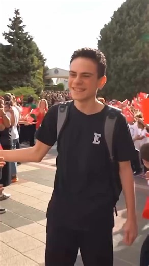 A hero's welcome for Ediz Gurel after beating Gukesh 🇹🇷👏 | Chess.com