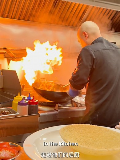 Watch our chefs master the flame to sear in that authentic Sichuan flavor instantly. From the “Rice Crust” crunch to the flash-fried aromatics, every second in this kitchen is intentional. #HugoSichuan #Hugo #RichmondEats #SichuanCrab #crab #Vancouver #richmond #vancouver #foodie #sichuancooking #chef
