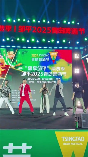 ✨青岛啤酒节现场嗨翻了后秋唱《笑看风云》太有范儿了！🔥✨ ENGLISH TITLE:Is Lit! Hou Qiu Sings "Smiling At The Wind And Clouds"! ✨