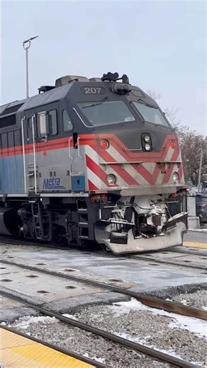 Metra 402 trailing on inbound on the express