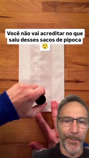 Essa é Minha Dica on Instagram: "Transforme simples saquinhos de papel de pipoca em uma peça decorativa linda e econômica 🎉✨. No vídeo, você acompanha um passo a passo super fácil, usando apenas cola de bastão e muita criatividade 😲🖌️. O resultado final é encantador, perfeito para decorar sua casa ou presentear alguém especial 🏠💡. É uma ideia simples, rápida e que impressiona pelo efeito visual 😍📦. Não esqueça de compartilhar com as amigas — elas vão adorar essa dica prática e criativa 😉