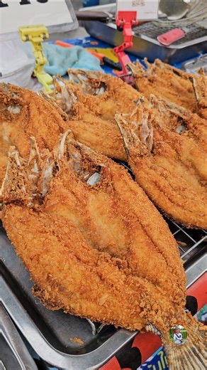 A kindhearted uncle serves deep-fried sea bass with fish sauce, using a large fish weighing almos...