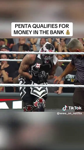 Penta takes out Dragon Lee and Dominik Mysterio to punch his ticket 🔥 #WWERaw #WWEonNetflix #Penta
