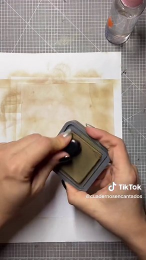 Tutorial para hacer papel envejecido para cartas o tarjetas. Es muy fácil solo necesitáis tintas, papel (no os volváis locos, con papel normal de 80gr quedan como en el video!) y agua. ¿Empezamos? 💙 #scrap #handmade #handmadegifts #handmadegifts #scrapbooking #scraplovers #scrapbook #vintage
