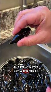 How to clean mussels fast. #mussels #cheftips #seafoodprep #kitchenskills