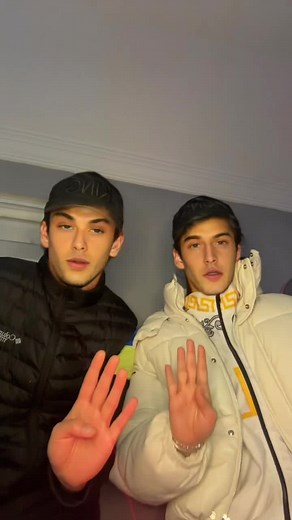 Body Language Insights: Hand Gestures Explained