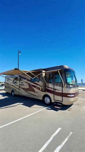 2005 Monaco Diplomat Diesel Pusher: A Fully Equipped RV