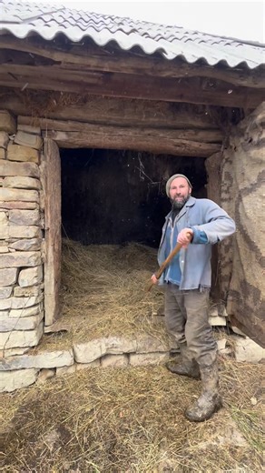 Tziuka Liber on Instagram: "Oameni cu puține resurse materiale, dar cu multă empatie, care își împart puținul cu animalele și le oferă grijă, protecție și dragoste sinceră.👏🤗 #OameniCuSufletMare #IubireFărăCondiții #AnimaleleContează #BogațiÎnIubire #EmpatieNuLux"