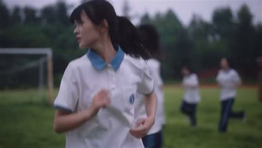 당아비분향니>> 이 드라마 청춘물 치트키란 치트키는 마구마구 씀..바쁜 사람들 속에서 남주 여주만 시공간이 멈춘듯 서로 바라보고 있는 연출 언제 질리려나.....🥹