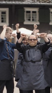 Nichts als Liebe, Respekt und unendlich viel Anerkennung für diese tollen Menschen. ❤️❤️❤️ Wir danken euch allen von Herzen, dass ihr ein Teil von "Zum Schwarzwälder Hirsch - Eine außergewöhnliche Küchencrew und Tim Mälzer" seid. 🥰🫶 Bis nächste Woche zur finalen dritten Folge! 👋😍 #SchwarzwälderHirsch | VOX