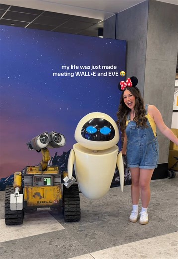 Meeting WALL•E and EVE at Pixar Place Hotel!