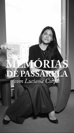 Vogue Brasil on Instagram: "#VogueNaNYFW: “Nessa época [anos 90], o camarim era 50% de modelos brasileiras, e todo mundo adorava, porque a gente é leve e animada”, conta Luciana Curtis (@lucurtis). Ela começou a desfilar aos 14 anos, mudou-se para Nova York e foi contemporânea de nomes como Mariana Weickert, Carol Ribeiro e Ana Claudia Michels — um timaço que se reuniu no ano passado no retorno de Marcelo Sommer ao SPFW. Luciana costumava desfilar para marcas como Thierry Mugler e Marc Jacobs e 